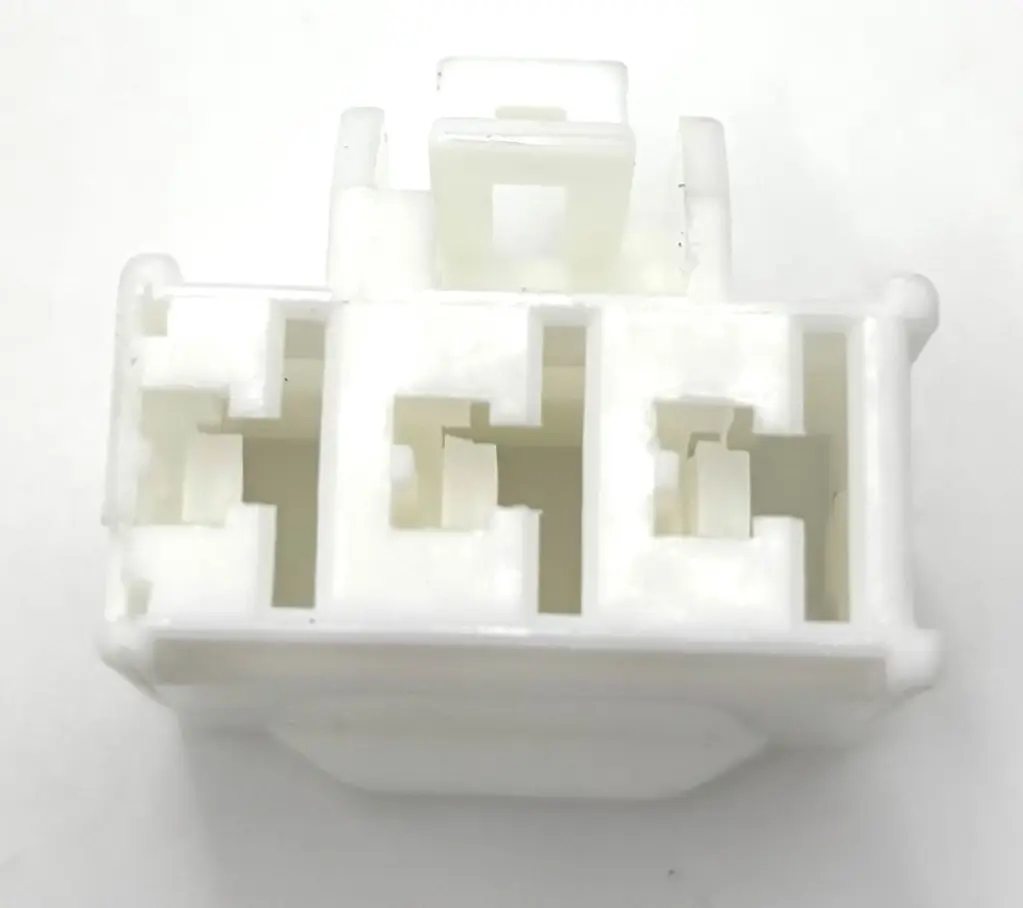 3 pin connector (F) alternator bovenaanzicht.webp